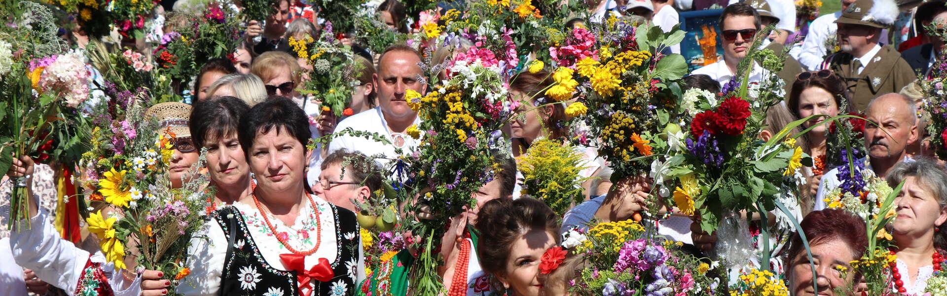 Święcenie ziół podczas odpustu Matki Bożej Zielnej u Gaździny Podhala w Ludźmierzu