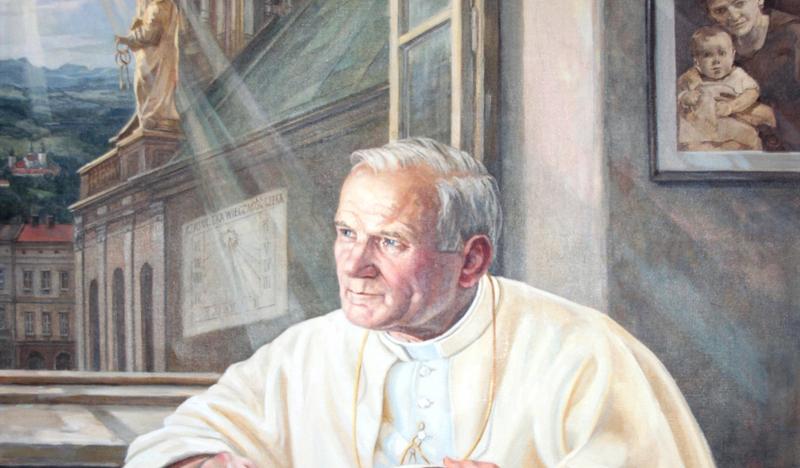 portret św. Jana Pawła II, postać siedząca przy stole, przy otwartym oknie