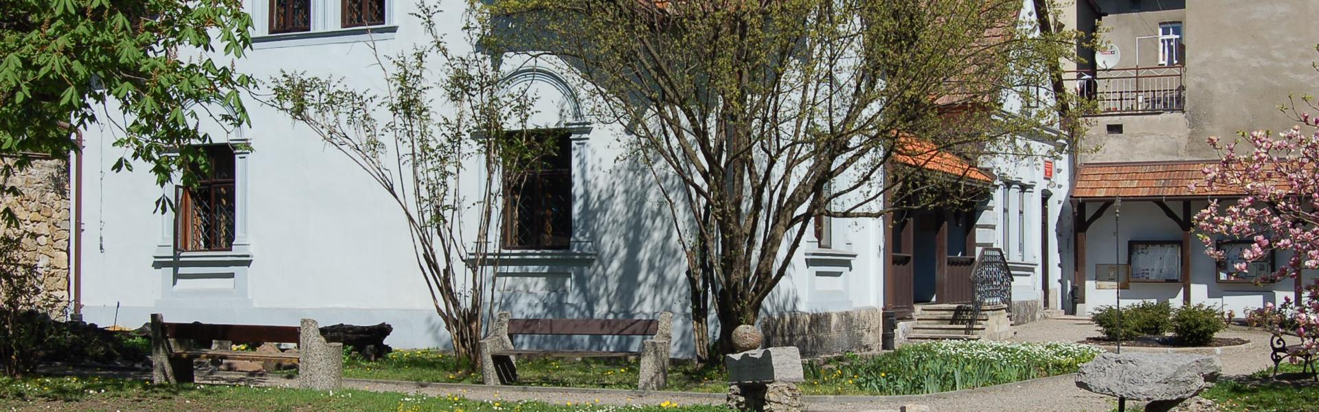 Zdjęcie przedstawia fragment ogrodu znajdujacego się przy Domu Urbańczyka w Chrzanowie.