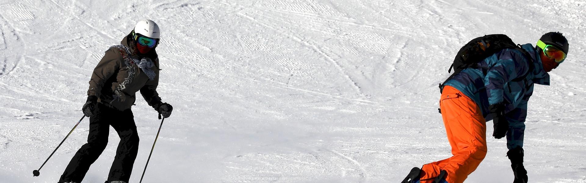 Narciarz i snowboardzista na stoku