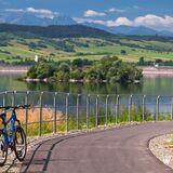 Widok na zalew Czorsztyński ze ścieżki rowerowej VeloDunajec.