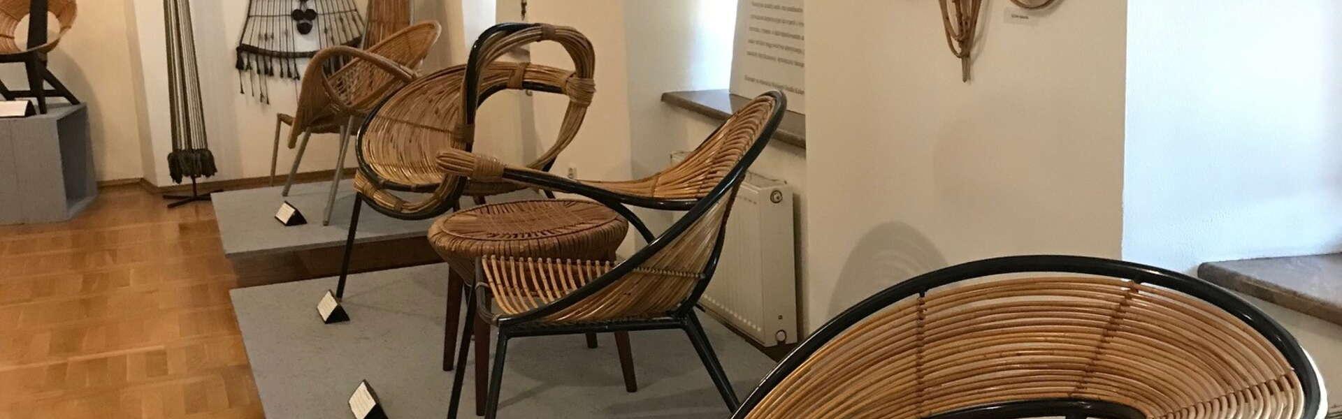fotele z wikliny stojące w muzeum