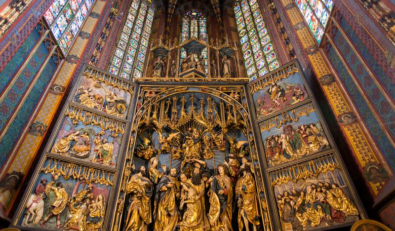 Wnętrze Bazyliki Mariackiej w Krakowie - ołtarz Zaśnięcia Najświętszej Marii Panny autorstwa Wita Stwosza