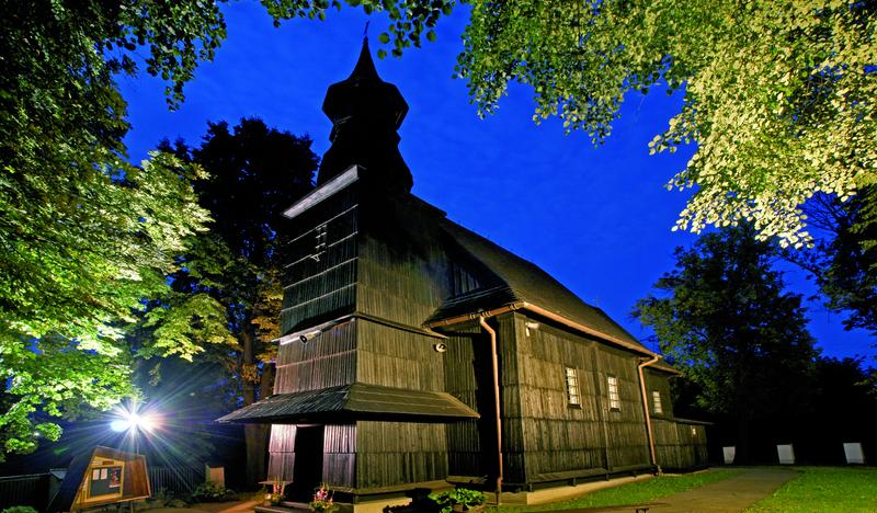 Oświetlony drewniany kościół.