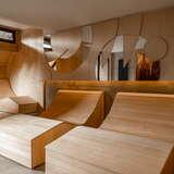 Sauna w hotelu, drewniane leżaki.