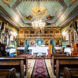 Wnętrze cerkwi, bogate polichromie, złocony ikonostas, ołtarz i ławy..