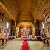 Drewniana cerkiew wewnątrz, drewniane ściany, na wprost ołtarz, płaski strop.