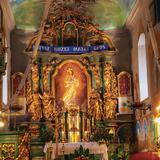 Ołtarz główny z cudownym obrazem Matki Boskiej Gdowskiej w złotej ramie, obok złocone figury świętych, nad obrazem napis: Usłysz Bożej Matki głos.