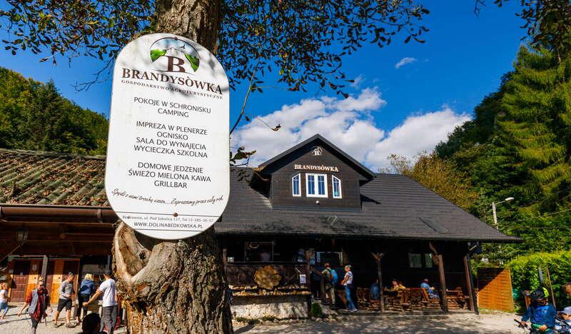 Budynek Agroturystyki Brandysówki z kawiarnią i tablicą informacyjną.
