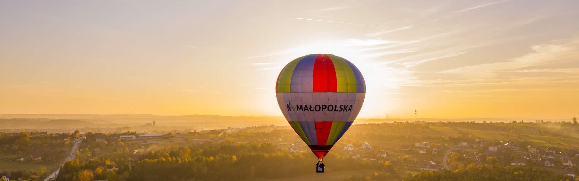 Ballon in der Luft mit den Gipfeln von Trzy Korony und dem Fluss Dunajec im Hintergrund.