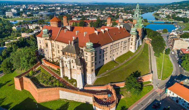 Widok na Zamek Królewski na Wawelu z lotu ptaka. Na pierwszym planie Kurza Stopka, mury cytadeli z półokrągłym bastionem.