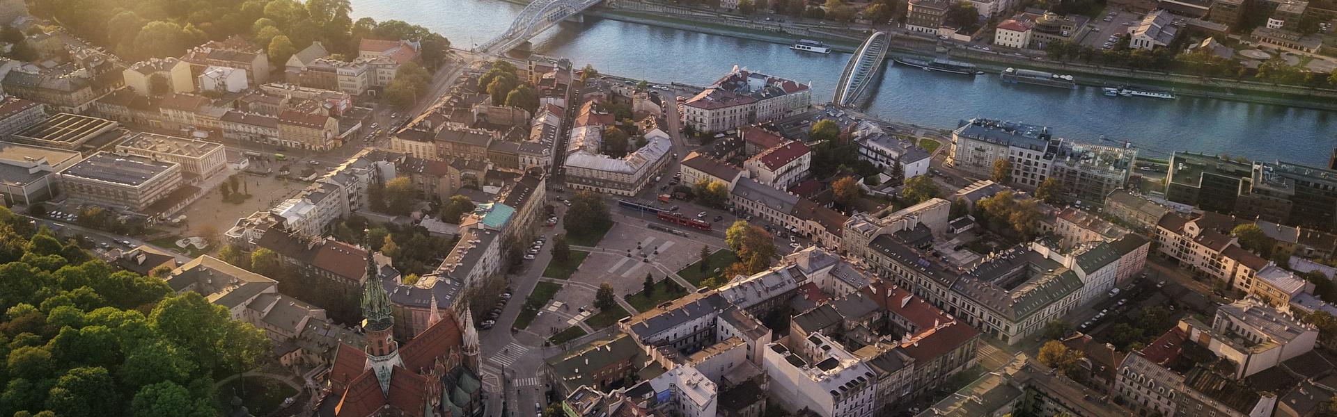 Blick aus der Vogelperspektive auf die Weichsel, die durch Kraków fließt