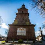 Wieża pozostała po poprzednim, XVI-wiecznym kościele zwieńczona baniastym hełmem z latarnią i cebulką.