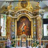 Bogato zdobiony ołtarz główny z licznymi złoceniami i obrazem świętej Katarzyny.