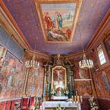 Wnętrze kościoła, barwne polichromie na ścianach i stropie oraz ołtarz główny.