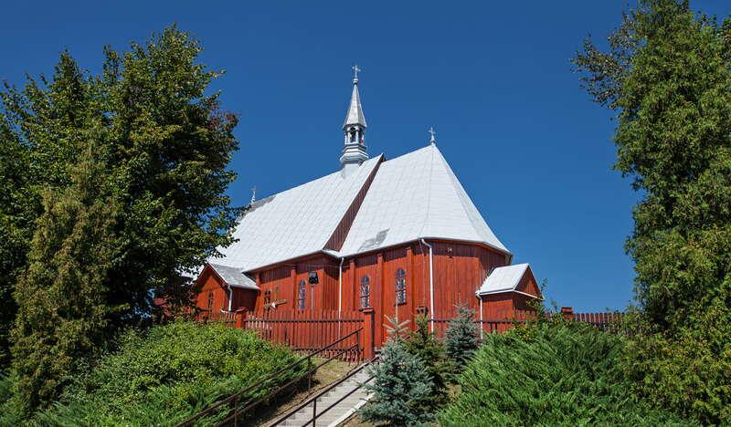 Drewniany kościół na wzgórzu.