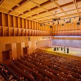 Duża sala koncertowa wEuropejskim Centrum Muzyki Krzysztofa Pendereckiego Lusławice wypełniona publicznością podczas koncertu