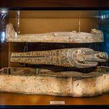 Trzy sarkofagi egipskie leżące jeden nad drugim w Muzeum Archeologicznym w Krakowie.