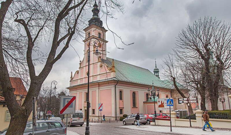 Frontowa elewacja kościoła z centralną wieżą.
