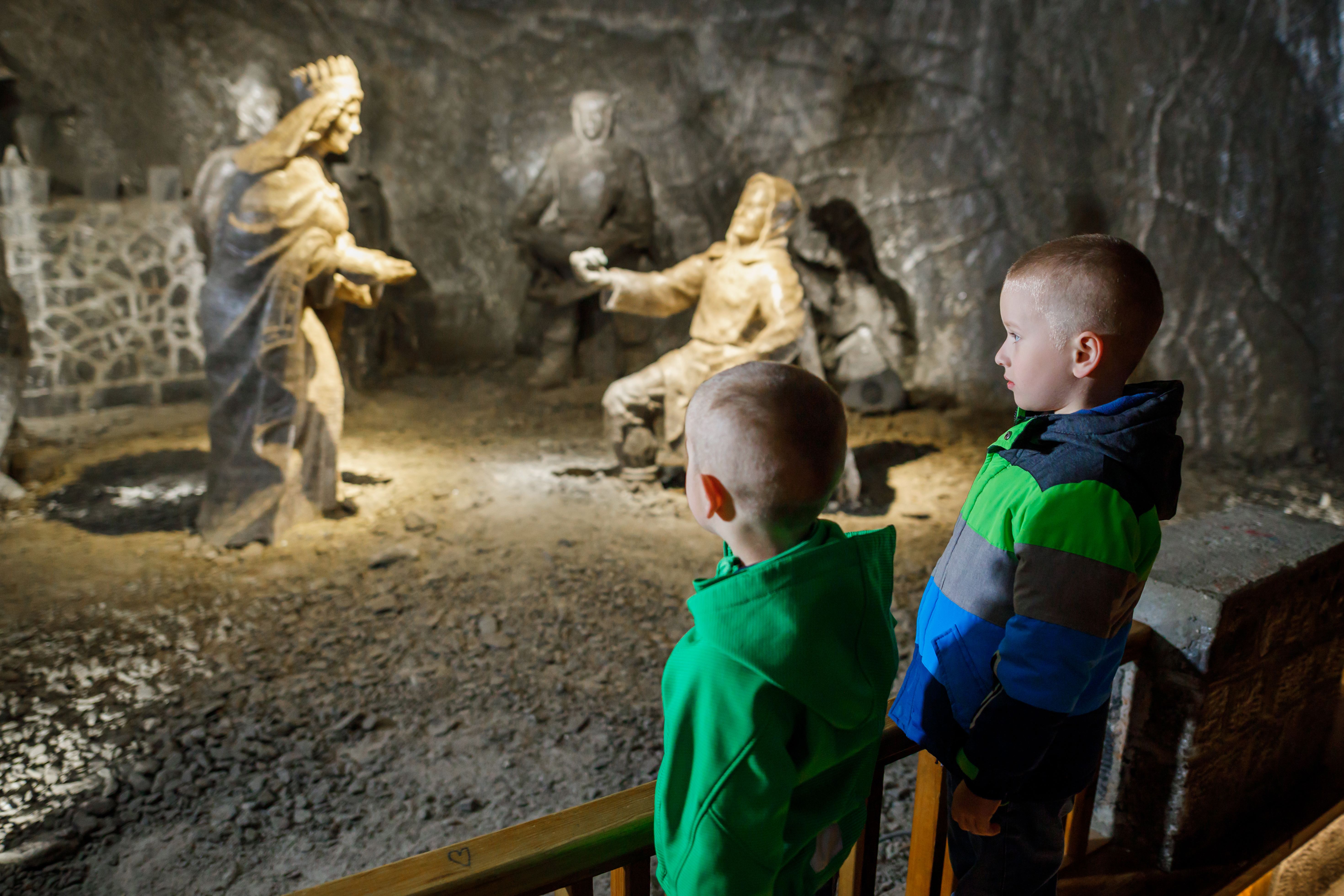 Dwójka małych dzieci zwiedzajacych Kopalnię soli w Wieliczce. 