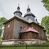 Drewniana cerkiew złożona z trzech części, równej wysokości. Na każdą z nich wieżyczka zwieńczona krzyżem.