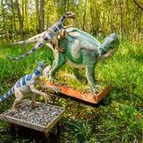 Na zdjęciu znajdują się trzy ruchome dinozaury z parku rozrywki w Zatorze.