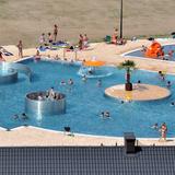 Ludzie kąpiący się w odkrytym basenie na wolnym powietrzu na Zapopradziu w Muszynie.