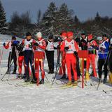 Śnieżne Trasy Przez Lasy, grupa ludzi w ubraniach sportowych i przypiętych nartach biegowych