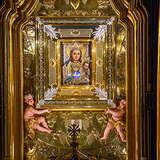 Cudowny obraz Matki Boskiej Tuchowskiej, renesansowy wizerunek Madonny z Dzieciątkiem, Obraz jest ubrany w srebrne sukienki, koronowany, umieszczony w złotych ramach.