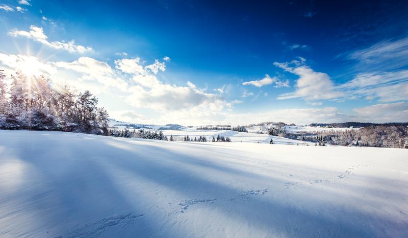 Polana i wzgórza zasypane śniegiem.
