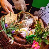 Immagine: Traditional Easter basket and customs of Holy Saturday