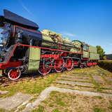 Piękna czarno-zielona lokomotywa z czerwonymi kołami.