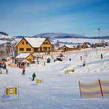 Widok na stację narciarską Master- Ski w Tyliczu, w tle wyciąg talerzykowy i tor saneczkowy