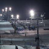 Widok na wyciąg krzesełkowy na stacji Master Ski Tylicz w zimowy wieczór
