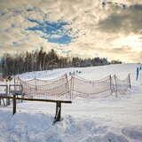 Widok na stację narciarska Smerekowiec w zimowy dzień, w tle wyciąg talerzykowy