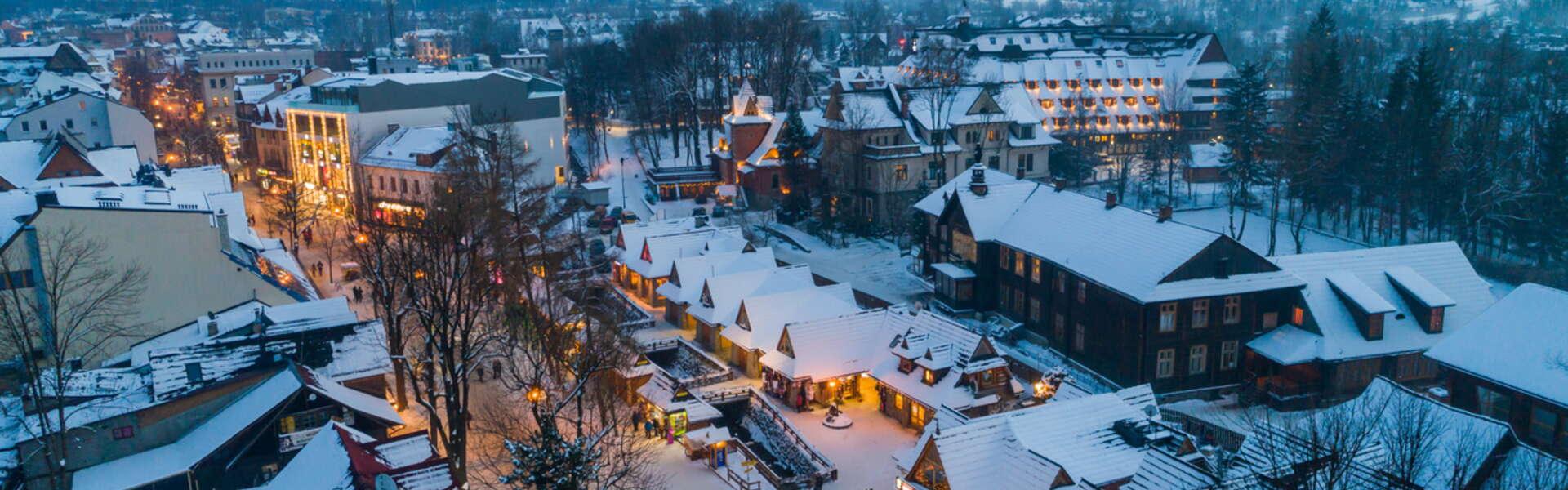 Zimowa panorama miasta leżącego w dolinie