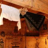 wnętrze muzeum Willa Koliba, ściany wykonane z drewnianych desek na ścianach wiszą eksponaty i tradycyjne góralskie przyrządy