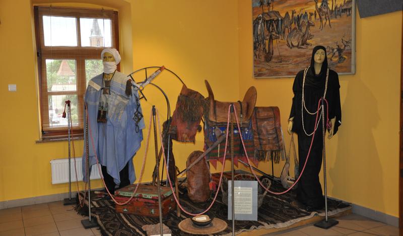 Ekspozycja zbiorów afrykanistycznych, stroje plemienne i przedmioty codziennego użytku.