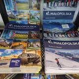 Wydawnictwa MSIT - Katalog atrakcji turystycznych i Aktywnie zimą na półce w punkcie informacji turystycznej w Krakowie na dworcu MDA