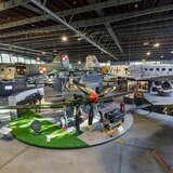 Ekspozycja kilku samolotów w hangarze w Muzeum Lotnictwa w Krakowie.