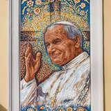 Kolorowa podobizna papieża Jana Pawła II namalowana na oknie, czyli tzw. Okno Papieskie w Krakowie.