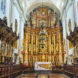 Złoty, bardzo wysoki i bogato zdobiony ołtarz w Kościele Nawiedzenia Najświętszej Marii Panny. Po obu stronach przed ołtarzem znajdują się drewniane stalle.