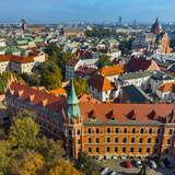 Kolorowe dachy budynków w Krakowie, w tym na pierwszym planie Wyższego Seminarium Duchownego Archidiecezji Krakowskiej.