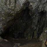 Wejście do jaskini Smocza Jama otoczone łańcuchami.