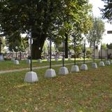 Rząd krzyży na grobach na cmentarzu nr 327 w Niepołomicach.