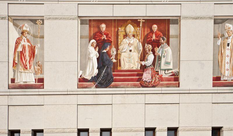 Fragment elewacji Centrum Jana Pawła II z malowidłami papieża oraz świętych