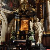 Zdobiony ołtarz ze złoconym obrazem Matki Boskiej.