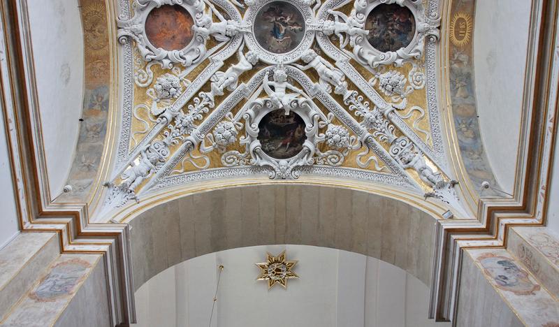 Sklepienie nawy kościelnej, krzyżowo-żebrowe, bogato zdobione z rzeźbami i obrazami.