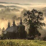 Cerkiew widziana ze stoku wzgórza powyżej niej, spowita w porannej mgle.