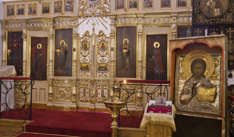 Piękny ikonostas w cerkwi, barwny i bogato złocony.
